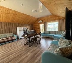 Шестиместный семейный люкс с видом на горы в Golden House Hotel