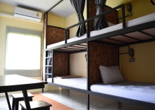 Четырёхместный номер Standard с балконом в Hide Bangkok Hostel