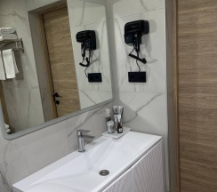 Джуниор сюит (Junior Suite) с двумя кроватями в Бира