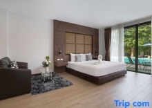 Двухместный номер Deluxe с видом на бассейн двуспальная кровать в The Bell Airport Phuket Hotel