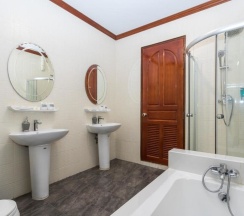 Двухместный полулюкс с видом на бассейн двуспальная кровать в Erawan Hotel