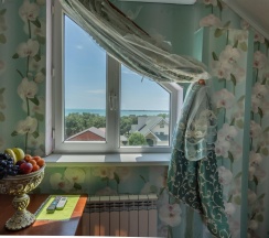 Номер стандарт с 1 односпальной и 1 двуспальной кроватью (мансарда) в Изумруд