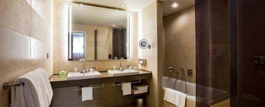 Номер Privilege Suite c большой двуспальной кроватью в МЕРКЮР ТЮМЕНЬ ЦЕНТР