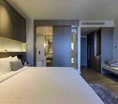 Одноместный номер Premier с балконом и с видом на океан двуспальная кровать в Hotel Ikon Phuket