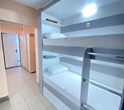 Кровать в общем номере с балконом и с красивым видом из окна в Арктика