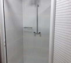 Кровать в общем номере в Shelter Hostel