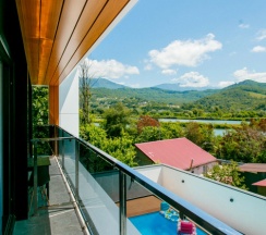 Четырёхместные апартаменты Дуплекс с красивым видом из окна в Валентина