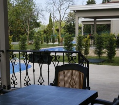 Вилла с балконом и с красивым видом из окна в Guzel Evler Family Resort