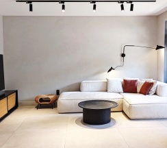 Семейный коттедж с балконом и с красивым видом из окна в Калайчев двор