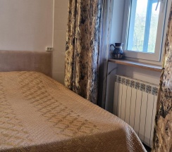 Комната стандарт с 1 односпальной и 1 двуспальной кроватью в Анюта