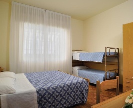 Четырёхместный номер Standard с красивым видом из окна в Hotel Capri