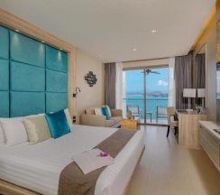 Двухместный номер Deluxe с видом на море двуспальная кровать в Cape Sienna Gourmet Hotel & Villas