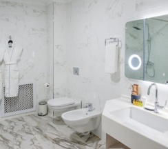 Двухместный люкс с балконом и с красивым видом из окна двуспальная кровать в The One Hotel Astana