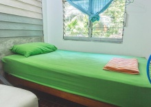 Кровать в общем номере в Tuk Tuk Guesthouse Koh Chang