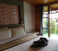 Двухместное бунгало с видом на сад двуспальная кровать в Ricci House Resort