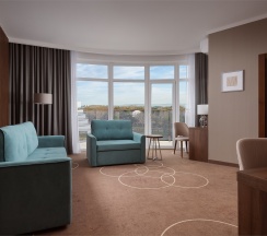 Номер Family Room с большой двуспальной, кресло-кроватью и диван-кроватью в Movenpick Resort&SPA Anapa Miracleon