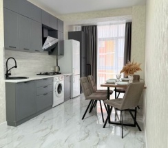 Современная студия с панорамными окнами и видом на озеро в Как Дома 05