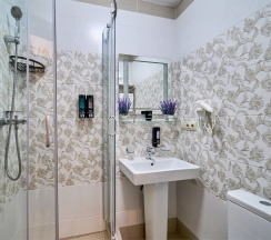 Студия Панорамная с балконом, мини кухней и видом на город и зелёную зону в Амбассадор