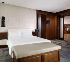 Люкс Luxury с балконом и с видом на реку в Minsk Marriott Hotel