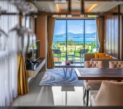 Трёхместный люкс Family с 2 комнатами с видом на океан в Курортный отель MIDA Grande Resort Phuket