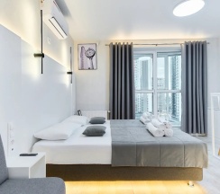 Двухместный номер Deluxe с балконом и с видом на город 2 отдельные кровати в Апартаменты Новые в Минск-Мир возле Avia mall