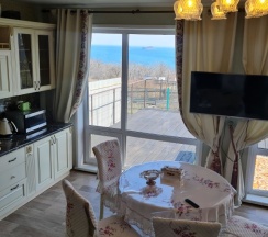 Вилла с балконом и с красивым видом из окна в Гостевой дом