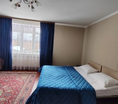 Трёхместный номер Standard с видом на внутренний двор в У Заура