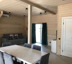 Коттедж с 3 комнатами с балконом и с красивым видом из окна в Лазурный берег