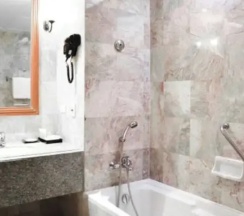 Трёхместный номер Grand Deluxe в Century Park Hotel
