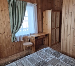 Комната стандарт с 1 двуспальной кроватью (с видом на озеро) в Кижская Благодать