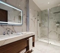 Двухместный люкс c 1 комнатой двуспальная кровать в Hotel Crowne Plaza Tashkent, an IHG Hotel