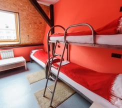 Кровать в общем номере с красивым видом из окна в HostelCity 57