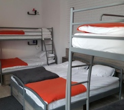 Двухместные апартаменты с балконом двуспальная кровать в Hostel Lwowska 11