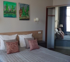 Двухкомнатный апартамент с двумя спальнями и кухонным уголком в На Невском