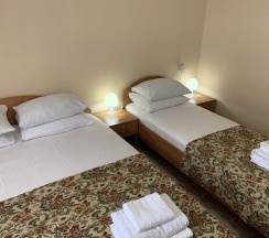 Номер стандарт с 1 односпальной и 1 двуспальной кроватью в Спарта