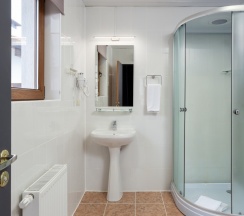 Шале 28 Стандарт с балконом (одна большая кровать) в Шале 28