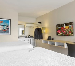 Четырёхместный номер Standard с видом на город в Thunderbird Inn