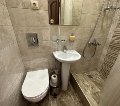 Двухместный номер в коттедже двуспальная кровать в Марго