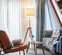 Синий А-фрейм с купелью в окружении леса в Timeless