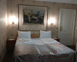 Люкс с балконом и с красивым видом из окна в Пикник