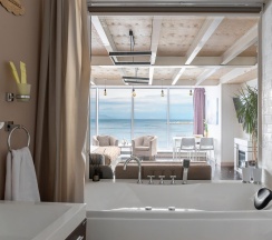 Комната семейная с двуспальной кроватью (Вид на море) Sea View Family suite by Vvo в Sea view apartments