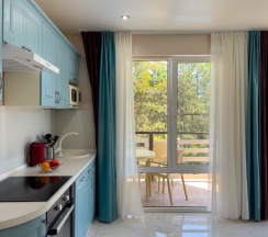 Апартаменты с 2 комнатами с балконом и с красивым видом из окна в Лазурный берег