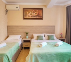 Семейный номер с балконом для 4х гостей (возможно доп. место) в Ника