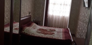 Пицунда: Апартаменты Сдаётся в 2-х ком.кв. 1 комната на берегу моря на 2 человека. Проживание с хозяевами.