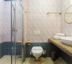 Апартаменты с просторной спальней, обеденной зоной и балконом в My Favourite Garden Hotel