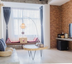 Одноместные апартаменты с 2 комнатами двуспальная кровать в YOLO Bangkok Boutique Hotel