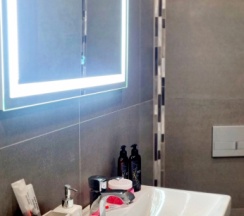 Люкс с балконом и с красивым видом из окна в Апартаменты Евродвушка