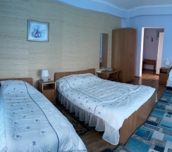 Четырехместный номер с 1 двуспальной или 2 односпальными кроватями в Сан-Мари