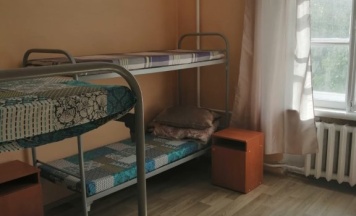 Кровать в общем номере с красивым видом из окна в Разместим