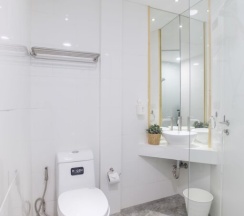 Двухместный номер Deluxe с балконом двуспальная кровать в Nornyaowarat Hostel